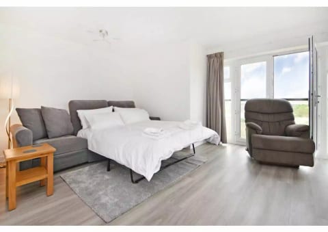 Ebbsfleet Int Apt - Closest Apt to Station