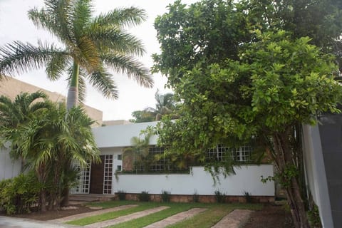 Casa Centro de Cancún, alberca y entrada privadas.