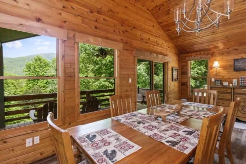 Cabin/Close to ski slopes/Pet Friendly/King Beds