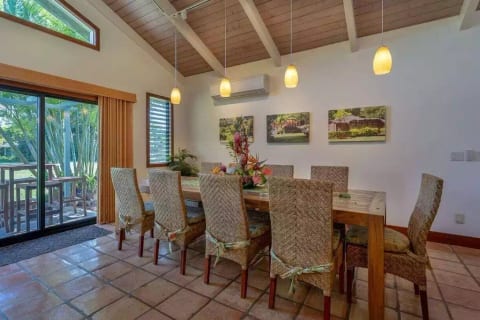 Dining table seats 10
Lanai seats 8