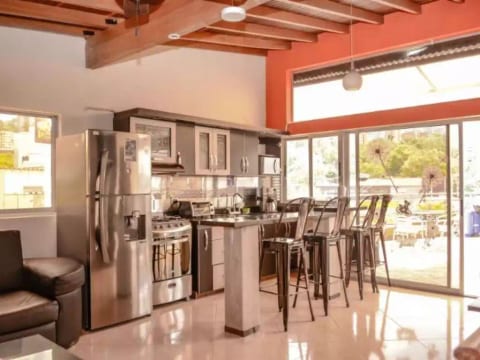 5 Bedroom Combo Roof Deck AC Private 2 Hot Tubs.