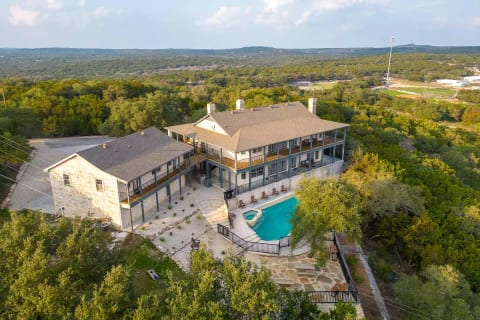 Welcome to Hillside Retreat at Crest View! The home features a pool, hot tub, wrap-around deck with majestic sweeping views of Wimberley valley to create the perfect immersive Texas Hill Country experience