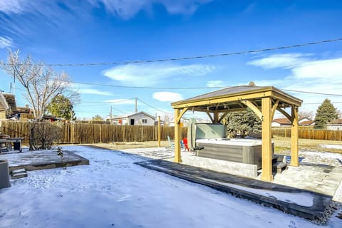 HOT TUB| King beds| Firepit| Games| 10mins to DT