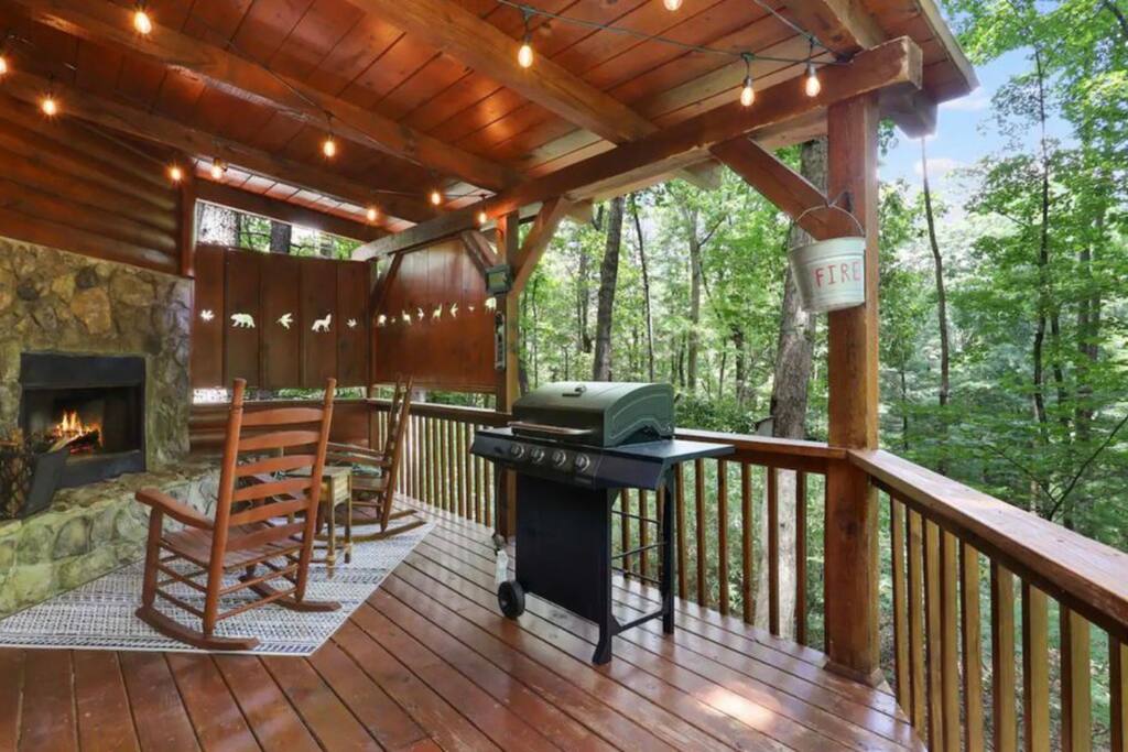 Gas bbq for your grilling pleasure. - The Woods At Whitetail Ridge- 2 fireplaces- - Ellijay