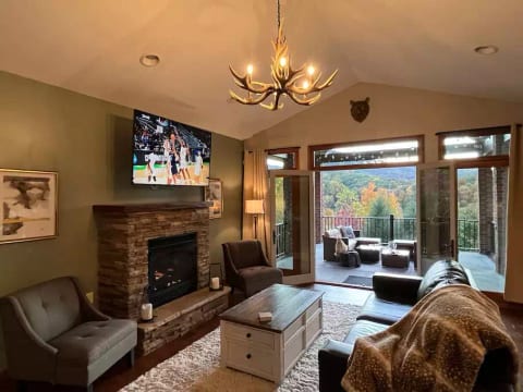 11 ACRE Retreat! MIN to PKWY for fun! Views! NEW! 
