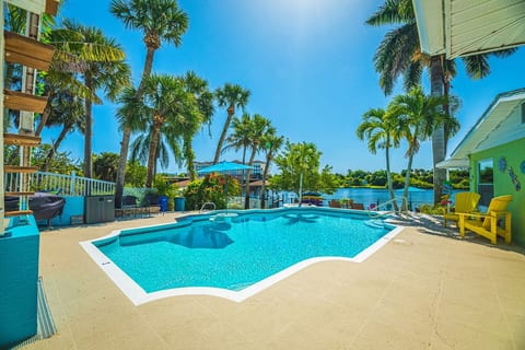 Crane Creek Inn Manatee Suite: Waterfront Pool!