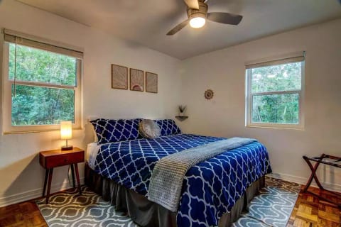 Mid-Century Modern Gem 5 minutes to Downtown GNV!