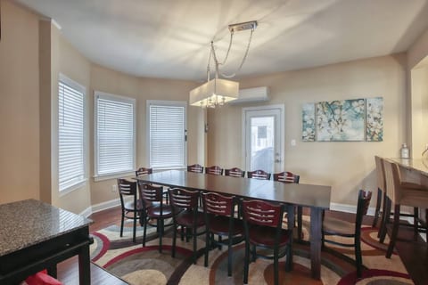 8BR/4BA Luxury Ocean-Block, Jacuzzi Hot Tub for 6!