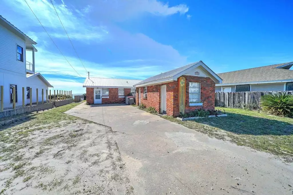 Front of house, photo taken from Front Beach Road. Front of house, photo taken from Front Beach Road. - Lotts of Sun Beachfront Retro Cottage - Panama City Beach