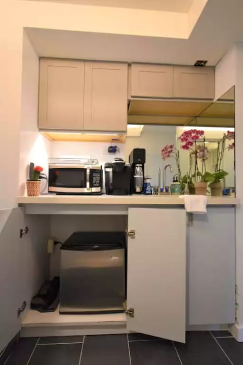 Cheerful Studio w/ View, Steps from Dolores Park