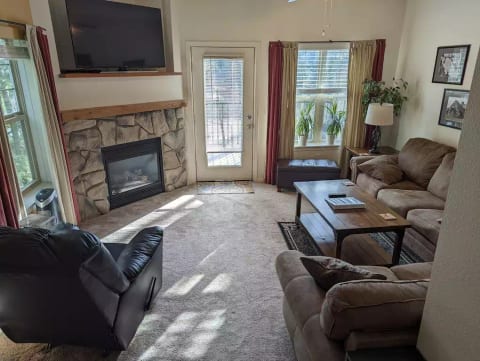 Mt Hood Townhouse. 3 bd end-unit. Hottub & Pool