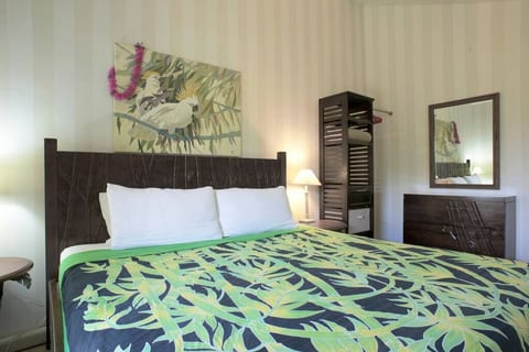 4th bedrm upstairs w/ king bed