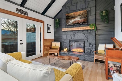 SPRING BREAK SPECIALS! King Beds! 1 mile to GSMNP!