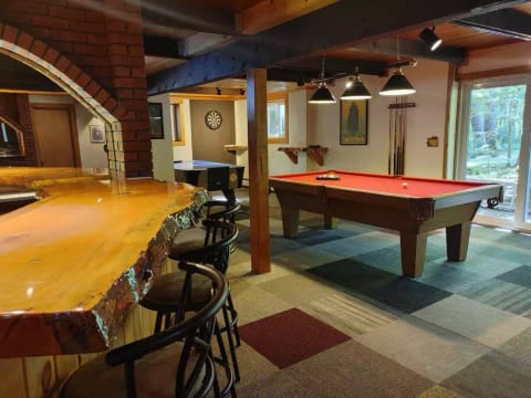 Pine Brook Lodge, 9 br, 5 ba, game room, fireplace
