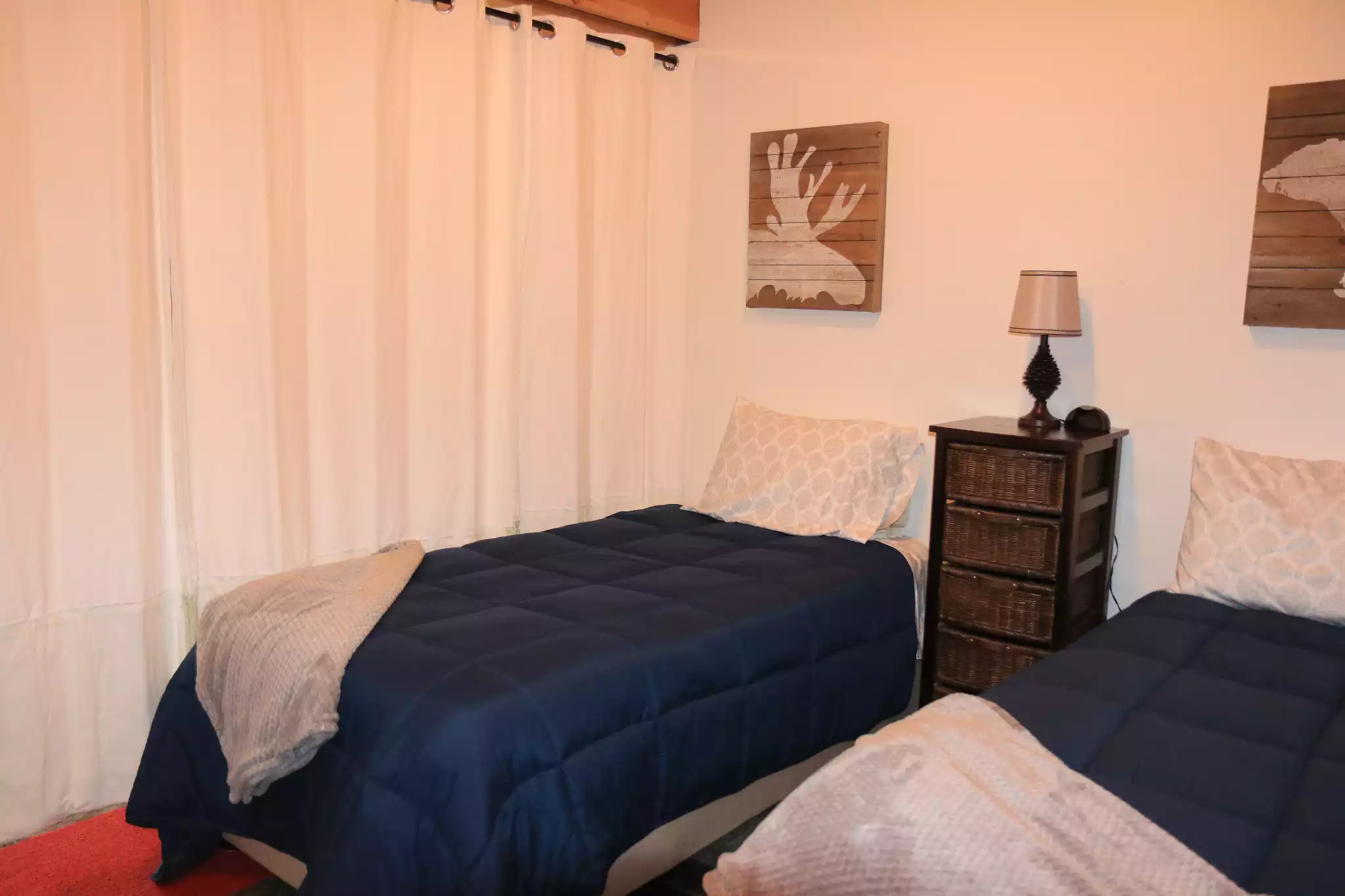 Custom Log cabin sleeps 6 for your Alaska Getaway