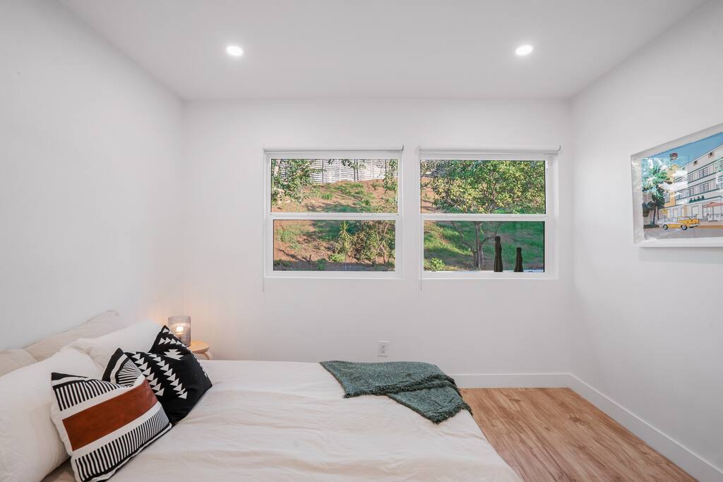 Hillside House with DTLA Views + Zen Cedar Tub - Los Angeles County