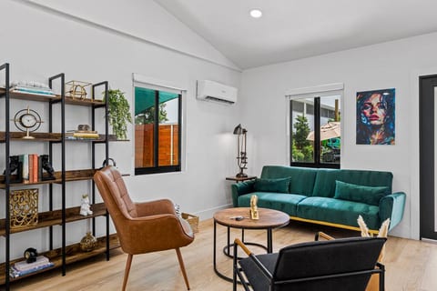 Nestled in the heart of vibrant Flagler Village in close proximity of many cafes, restaurants & lounges with picturesque Las Olas Riverwalk leading to one of the most iconic beaches in the US!☀️️