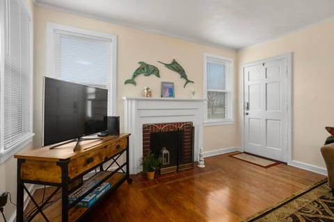 Dolphina House *East Hill * Dog Friendly!