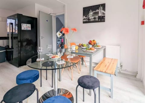  5 Bedrooms  5-10 beds  Near City Hospital 