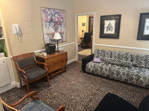 Luxury location Sunny 1BR Suite