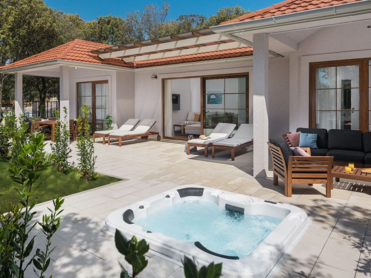 Luxury Bay Villa with private hot tub - Bale