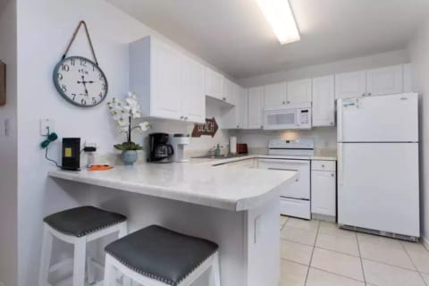Full kitchen with breakfast bar seating for 2