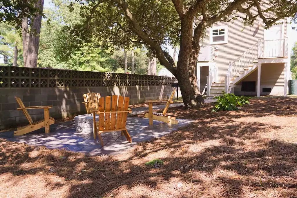 Fire pit with 4 cedar Adirondack chairs. Fire wood not provided. - Private Home/Beach/Bases/Fire pit/Wi-Fi/Grill - Norfolk