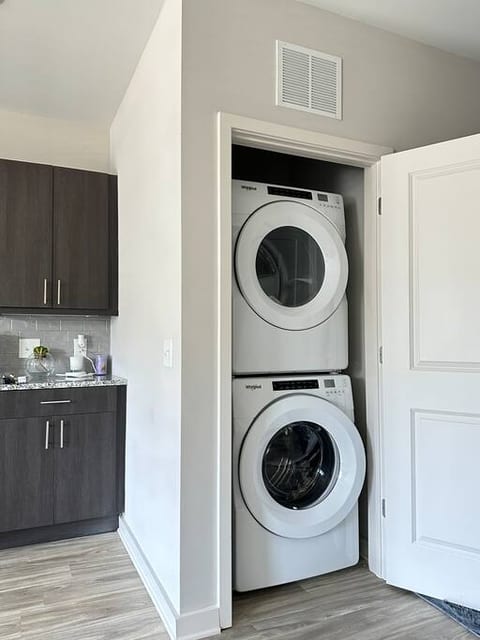 Brand New Studio Apt - Queen Bed - Tucker GA