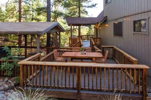 The Pinewood Treehouse Chalet w/ Jacuzzi!