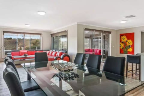 Bulla Hill - 6 Bdrm home near Melbourne Airport