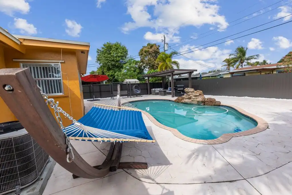 The Hard Rock Tropical Pool House - Lauderdale Lakes