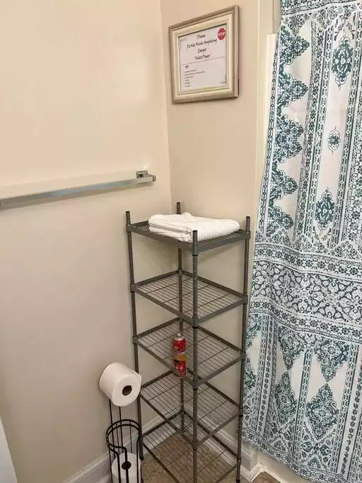 2nd full bathroom upstairs 2nd full bathroom upstairs - COZY 3-Bdrm GEM, Sleep 6 Quiet street Close to All - Norfolk