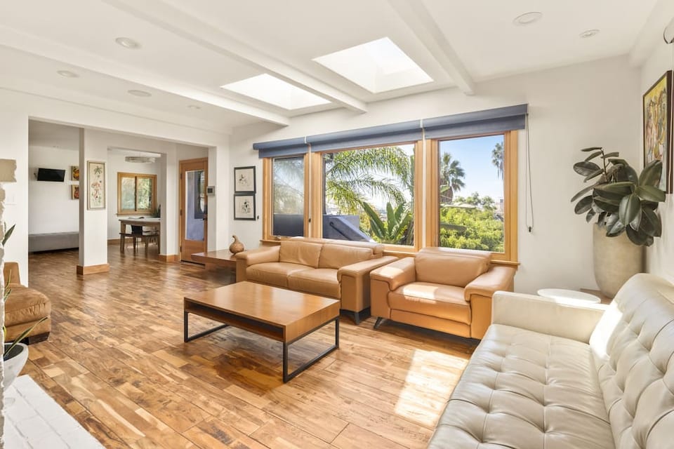 living room w electric recliners