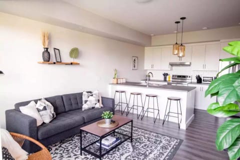 Welcome to The Knox Downtown!

This location affords access to everything downtown within a 10-minute walk ... our growing craft brewery district ... the lake/beaches/parks ... shopping ... dining and cafe'ing ... live music ... farmer's market ...