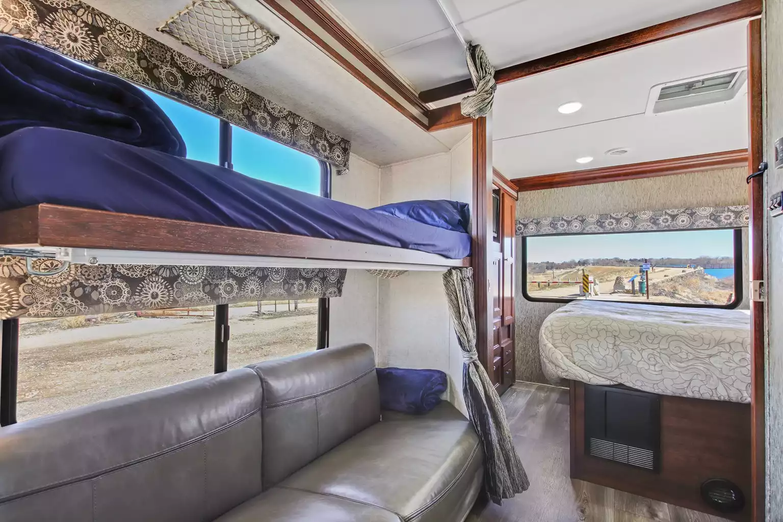 luxurious-forest-river-sunseeker-3170ds-(bunk-bed-model)/