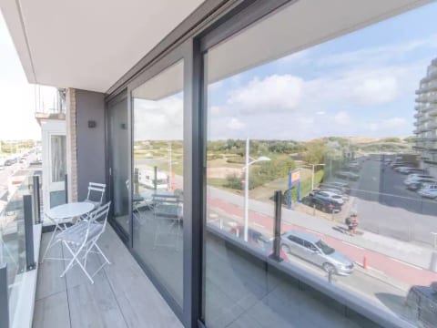 Zoë with balcony