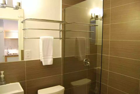 Studios On 25th - Premium Studio - Glass Shower