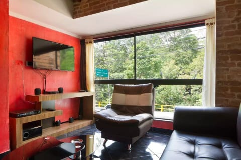 201 Loft One Bedroom Hot TUB AC Office area