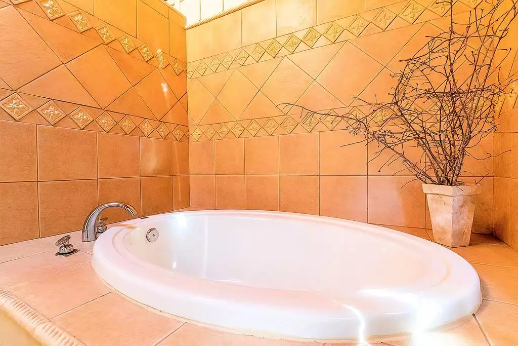 Enjoy a warm bubble bath in this oversized garden tub! Enjoy a warm bubble bath in this oversized garden tub! - Vintage Mountain Villa - Tiger