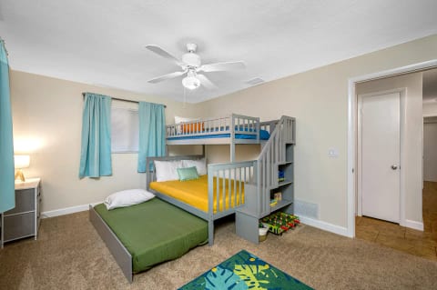 🌴Beautiful Pool Home! Beach in 6 min! Sleeps 8 🌴