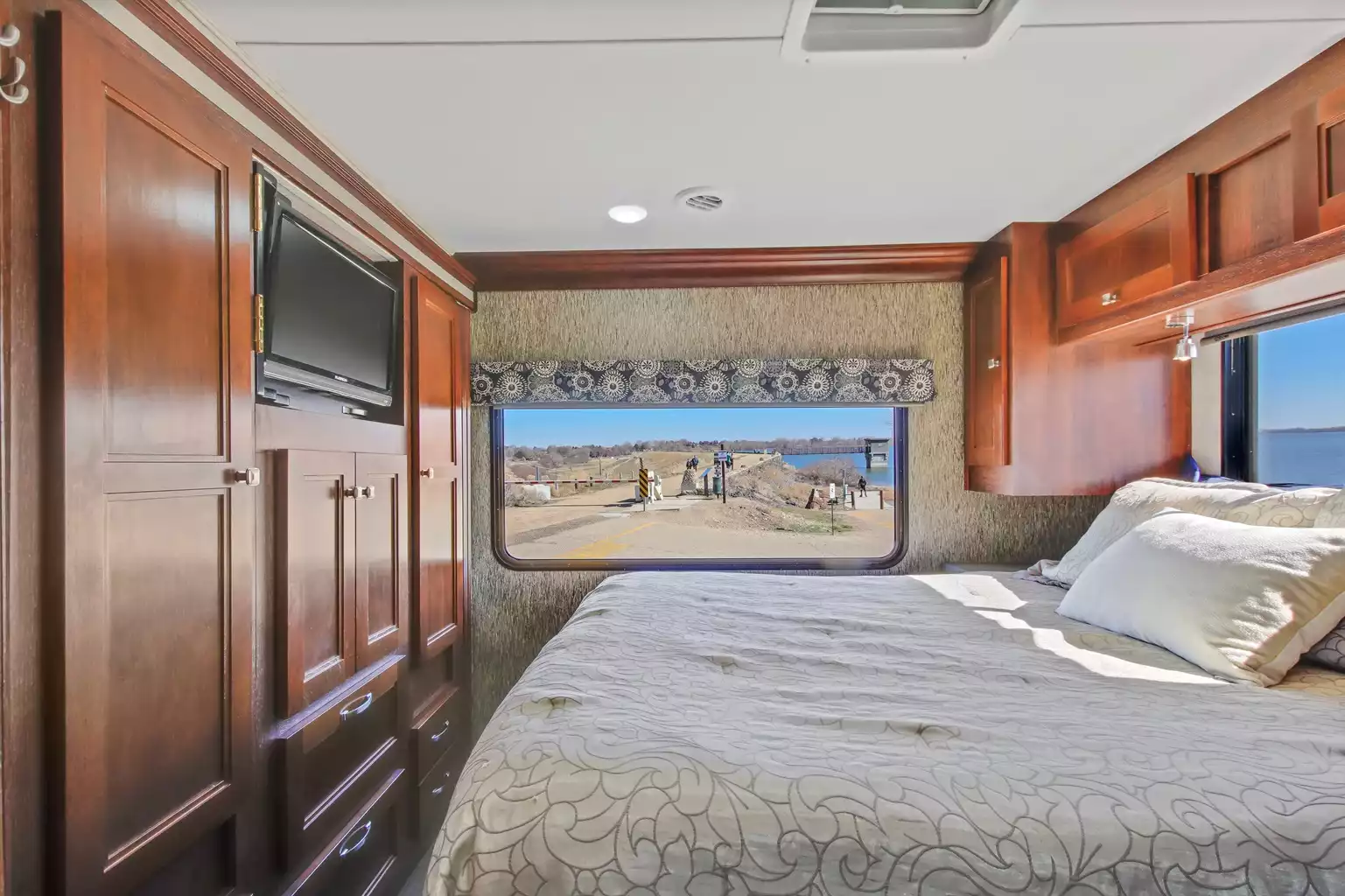 luxurious-forest-river-sunseeker-3170ds-(bunk-bed-model)/