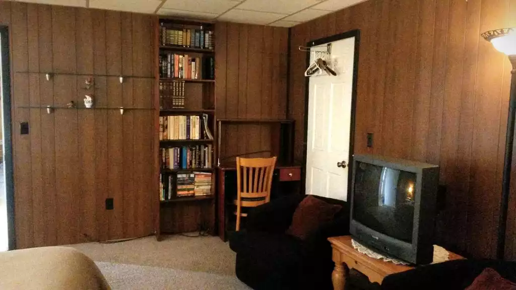 Optional 2nd bedroom - desk, chair, book shelf, TV, 2 lounge chairs Optional 2nd bedroom - desk, chair, book shelf, TV, 2 lounge chairs - Catskill Cottage - 2 bedroom by Windham and Hunter - Prattsville