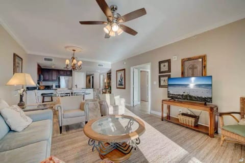 Relax on the beach! Fast elevator! Grandview East!