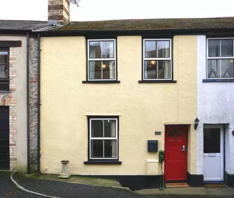 Charming private cottage in town centre