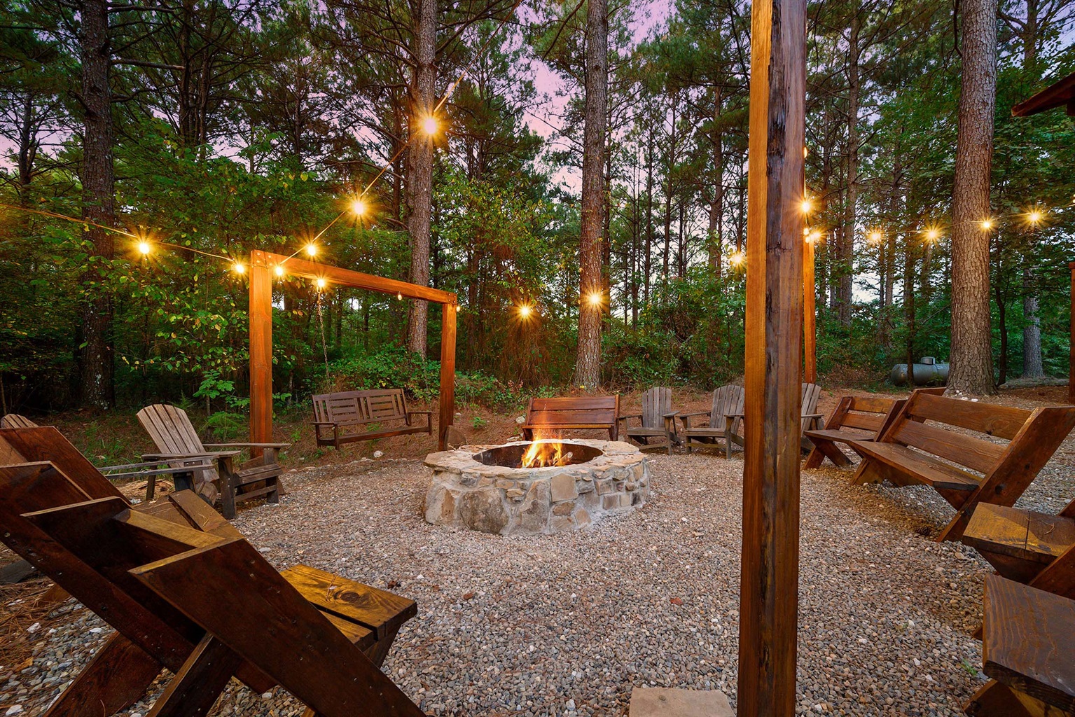 Outdoor firepit to gather with friends, family, roast smores, swing and tell tall tales Outdoor firepit to gather with friends, family, roast smores, swing and tell tall tales - Iron Horse Lodge - Broken Bow