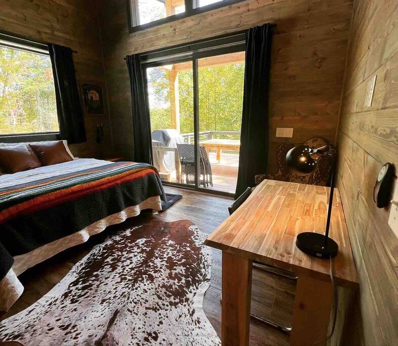 Upper cabin- Dedicated workspace Upper cabin- Dedicated workspace - CAPER Camp! 2 cabins on 3 acres. Sleeps 14! - Clayton