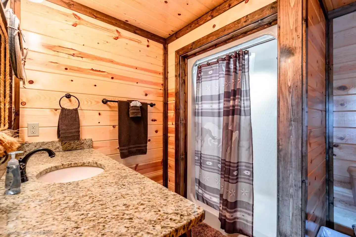 Ensuite bath for Bedroom 4 Ensuite bath for Bedroom 4 - Iron Horse Lodge - Broken Bow