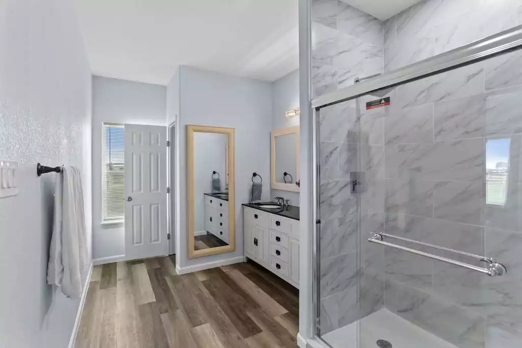Master Bathroom #1 with double vanity and walk-in shower. Enclosed toilet Master Bathroom #1 with double vanity and walk-in shower. Enclosed toilet - MultiFam Country Home for 20+ guests! Events Ok - Joshua