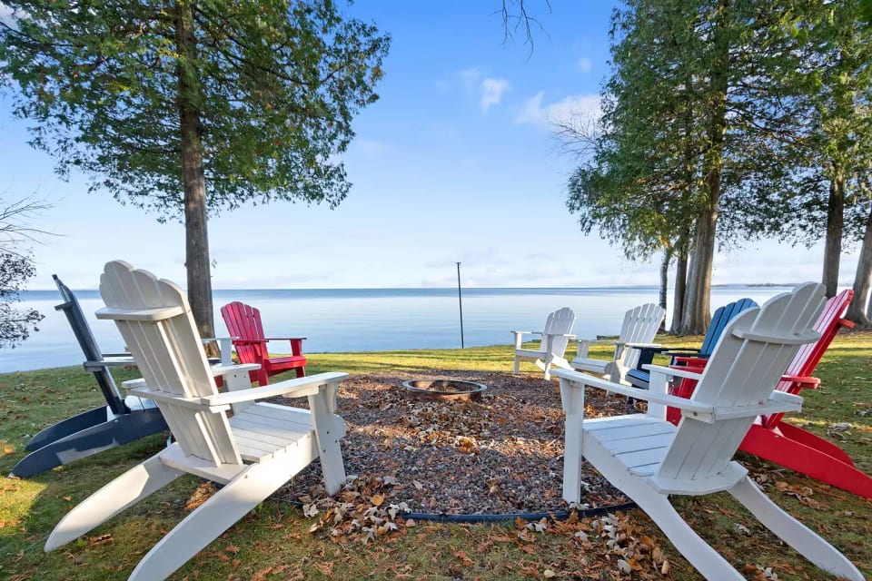 Gather 'round the firepit, steps away from the shore! Enjoy a cozy evening with your loved ones and make cherished memories.