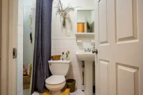 Bathroom w/shower